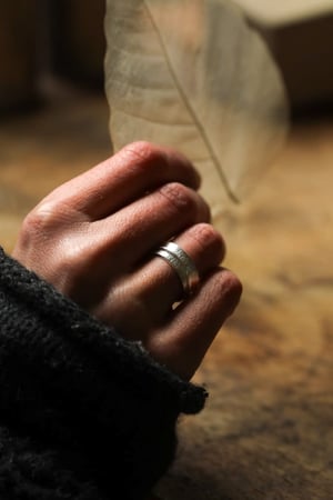 Image of Leaf print spinner ring