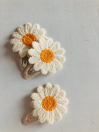 Image 1 of Large daisy clip 