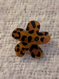 Image 1 of Broche fleur léopard 