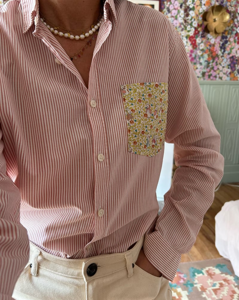 Image of Chemise d’homme pour femme upcyclée avec une poche en Liberty 