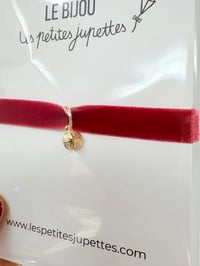 Image 2 of Bracelet ENFANT ruban velours élastique et breloque mini médaille