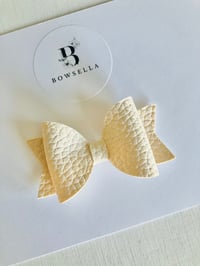 Cream bow 