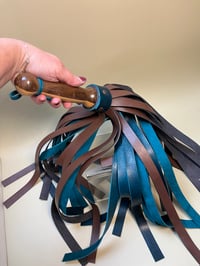 Image 4 of Chocolate Mint Stinger leather flogger