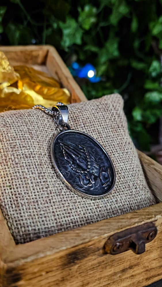 πThe Armored Kingdom: Hand of Grace Prayer Necklace