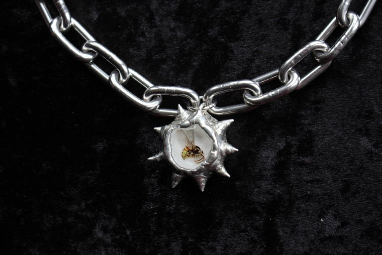 dead good wasp with fly wings spiky necklace Image 7