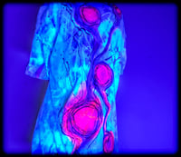 Image 11 of 666 UV TEe (large)