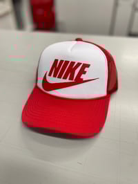 Image 4 of Nike trucker hat solid 2
