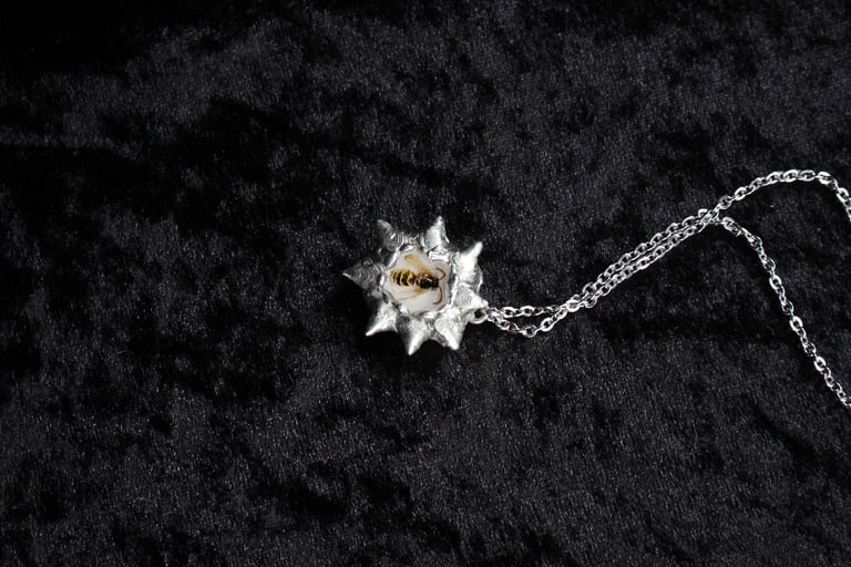 dead good wasp spiky necklace Image 11