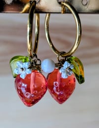 Boucles d'oreilles créoles fraises 