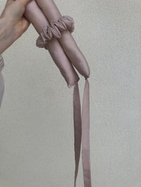 Image 5 of WAŁEK DO KRĘCENIA WŁOSÓW + SCRUNCHIES CHAMPAGNE