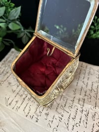 Image 15 of Magnifique boite à bijoux en verre et laiton et soie capitonnée rouge. XIXème s.