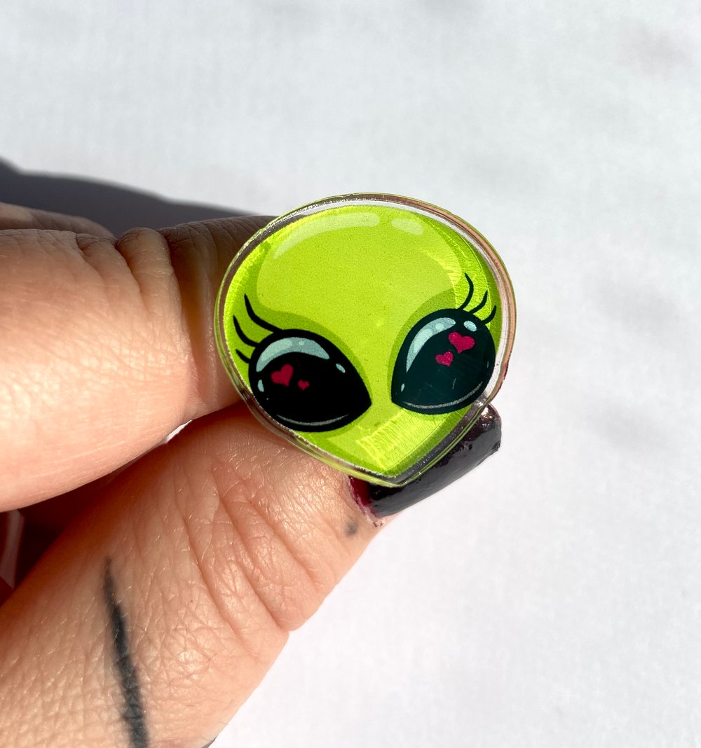 Heart-eyes Alien Pin