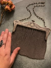 Image 1 of Sac aumônière en plaqué argent du XIXème siècle, avec anse en chaîne.