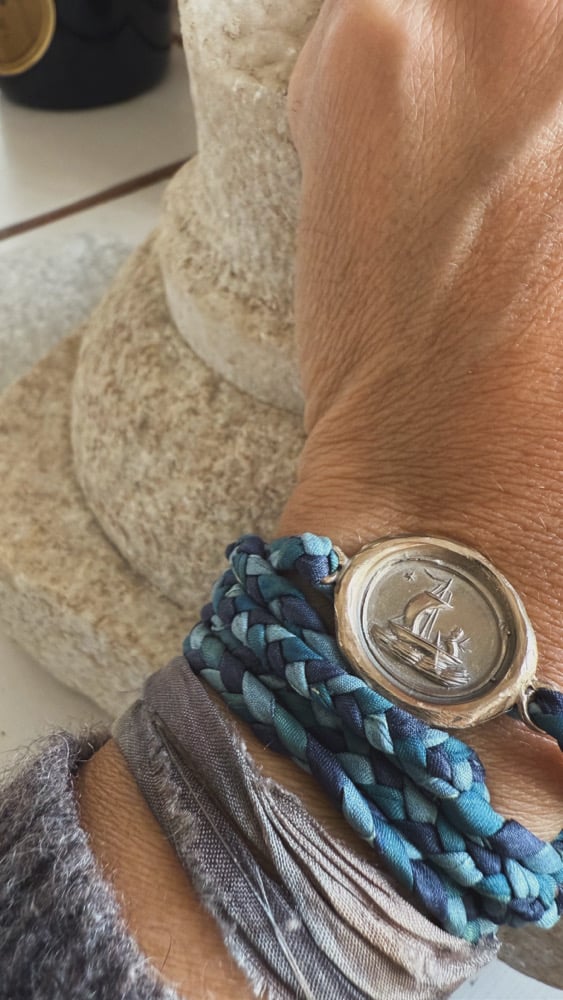 Image of Sigilli su trecce di seta