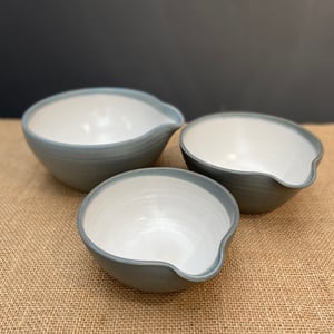 Image of Set Of Pouring Bowls - white/grey