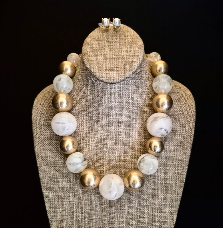 Image of White Swirl Gold Ball Necklace Set 