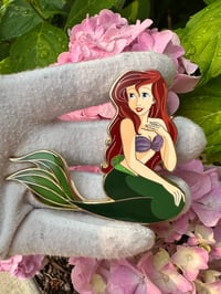 Lovely Ariel In Hand Pin 