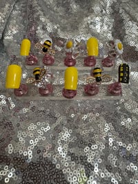 Image 6 of  Bee 🐝 flower 🌼3d gel press,on nails 