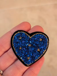 Image 3 of Broche coeur à paillettes 