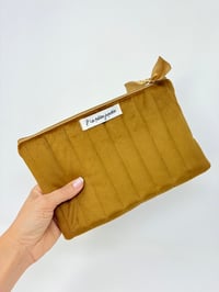 Image 3 of Pochette à livre LA LECTRICE velours matelassé moutarde
