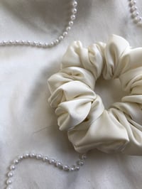 Image 9 of SCRUNCHIES OVERSIZED & STANDARD CREAM/KREM