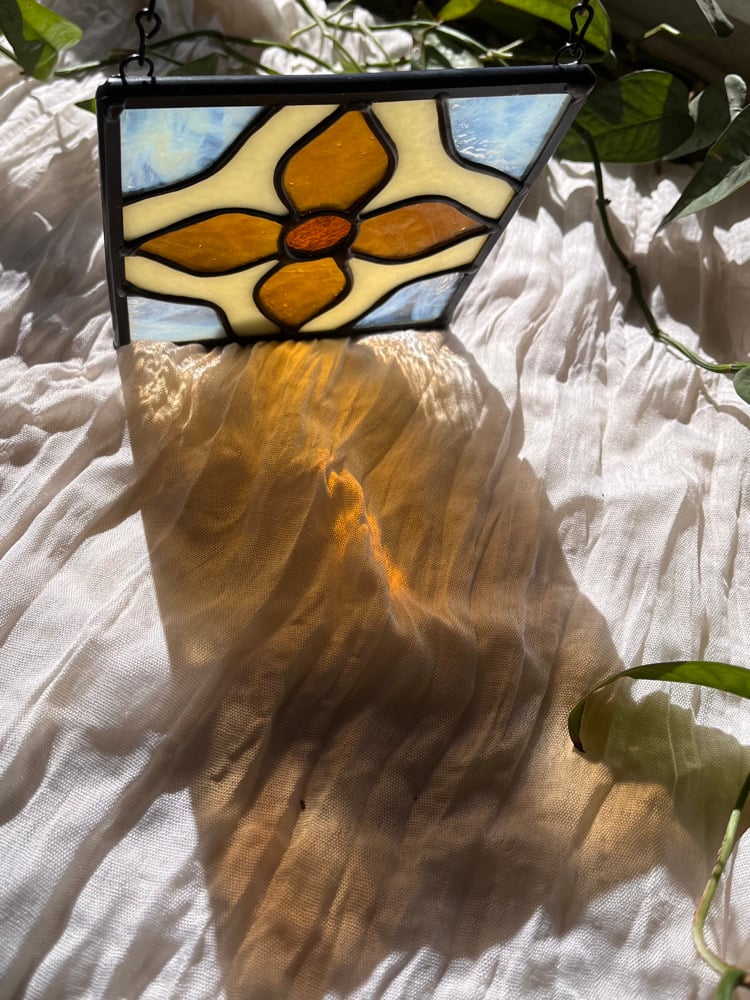 Image of Cream / amber flower tile