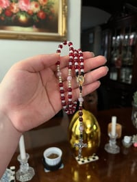 Image 1 of Rosario de la Virgencita (Rojo/dorado) ❤️ - Hecho a mano 