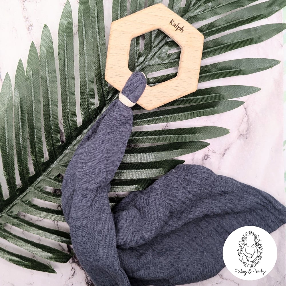 MUSLIN: Mini Muslin With Engraved Hexagon Teether