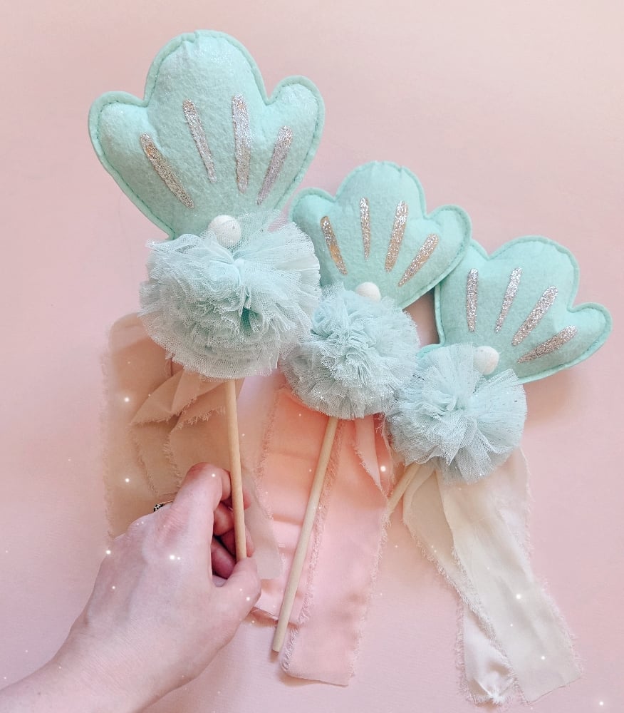 Image of Sea Shell Tulle Pom Luxe Wand.