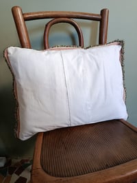 Image 3 of Coussin " Écrin de roses "