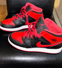 Jordan Mid 1 black and red