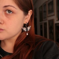 Image 4 of Pendientes| Colgante  Polilla Calavera Albina