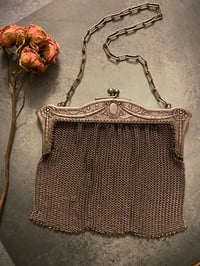 Image 7 of Sac aumônière en plaqué argent du XIXème siècle, avec anse en chaîne.