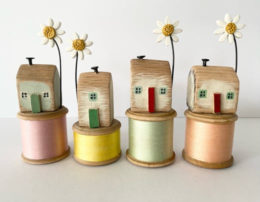 Thimbleville- Bobbin Houses With Daisies 