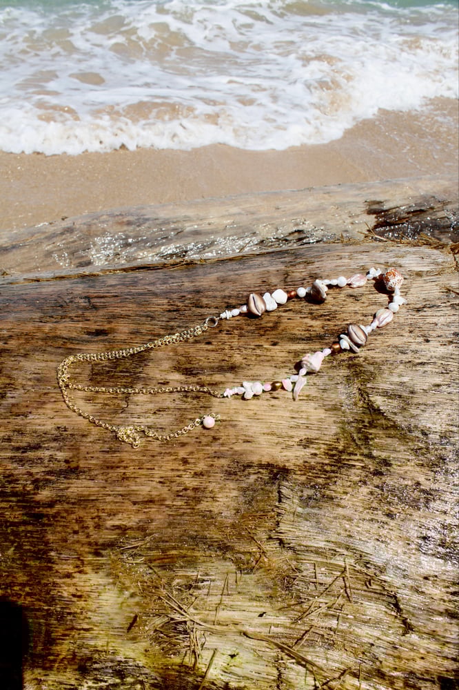 Image of The thick pearly shell waist chain 