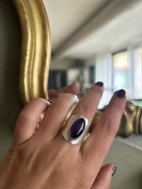 Image 4 of Belle bague de créateur des années 80-90, cabochon d’améthyste et argent massif, taille 55-56