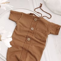 Image 2 of Photo props | sitter romper Lorenzo - sleeves - cinnamon