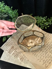 Image 10 of Magnifique boite à bijoux en verre et laiton et soie capitonnée beige. XIXème s. copy