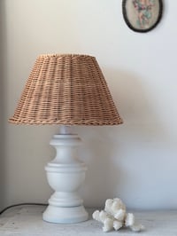 Image 2 of Lampe d’appoint en bois blanc et abat-jour rotin