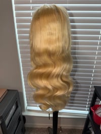Image 1 of 18 inch body wave 613 wig 