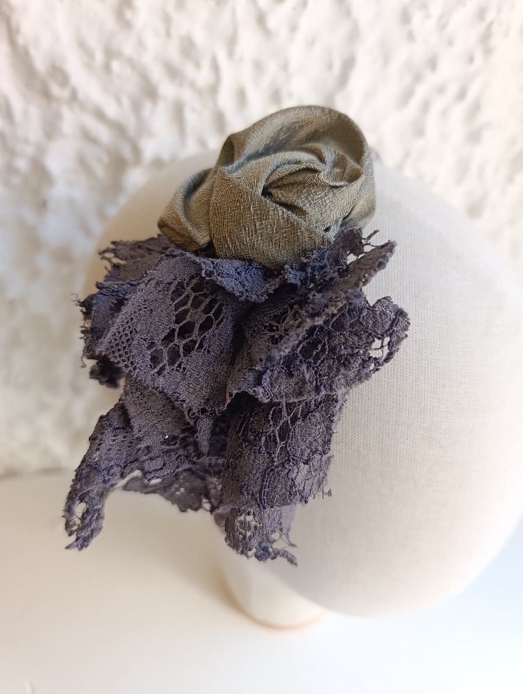 Image of Cerchietto floreale salvia/grigio