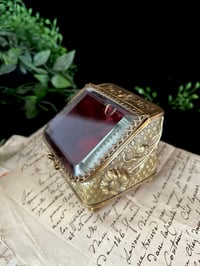 Image 1 of Magnifique boite à bijoux en verre et laiton et soie capitonnée rouge. XIXème s.