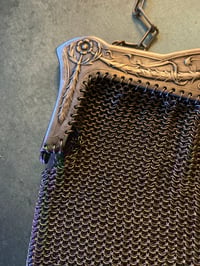 Image 10 of Sac aumônière en plaqué argent du XIXème siècle, avec anse en chaîne.