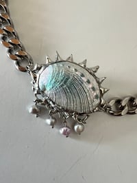 Image 1 of Médusa – Collier soudé à l’étain en coquillage et perles