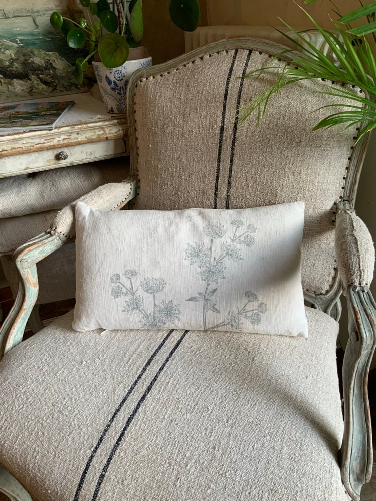Image of -30% Coussin Lin Ancien Bombylius 28 x 48 cm à 45,50€ au lieu de 65€