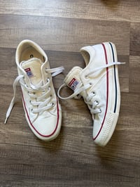 Converses white low