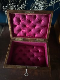 Image 5 of Magnifique boite à bijoux en bois peint et soie capitonnée fuchsia, avec sa clé! XIXème s.