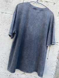 Image 7 of Camiseta bordada a man. MATRIOSKA gris. En STOCK
