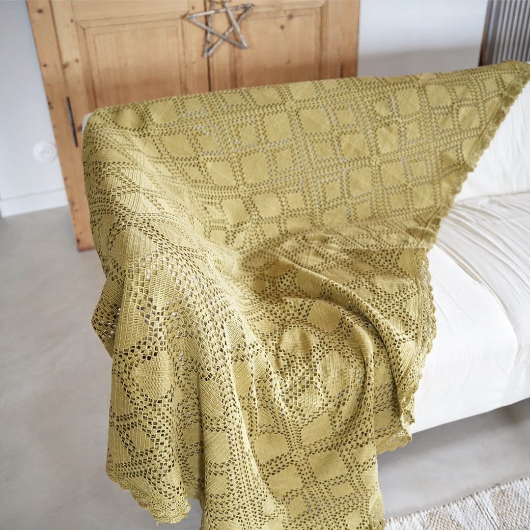 Ancien dessus de lit en lin et dentelle - Linge de maison Ancien dessus de lit en lin et dentelle - Linge de maison