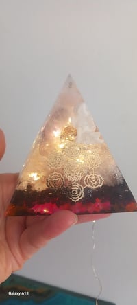 Image 1 of Pyramide-veilleuse pour la Sérénité intérieure et la Méditation